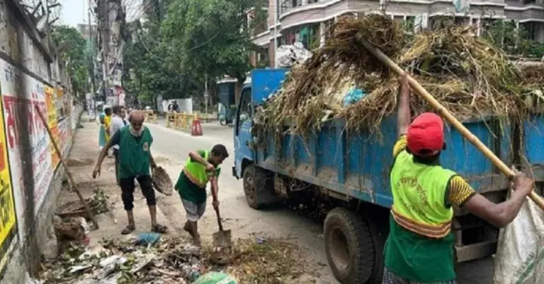 কোরবানির বর্জ্য অপসারণ করা হচ্ছে